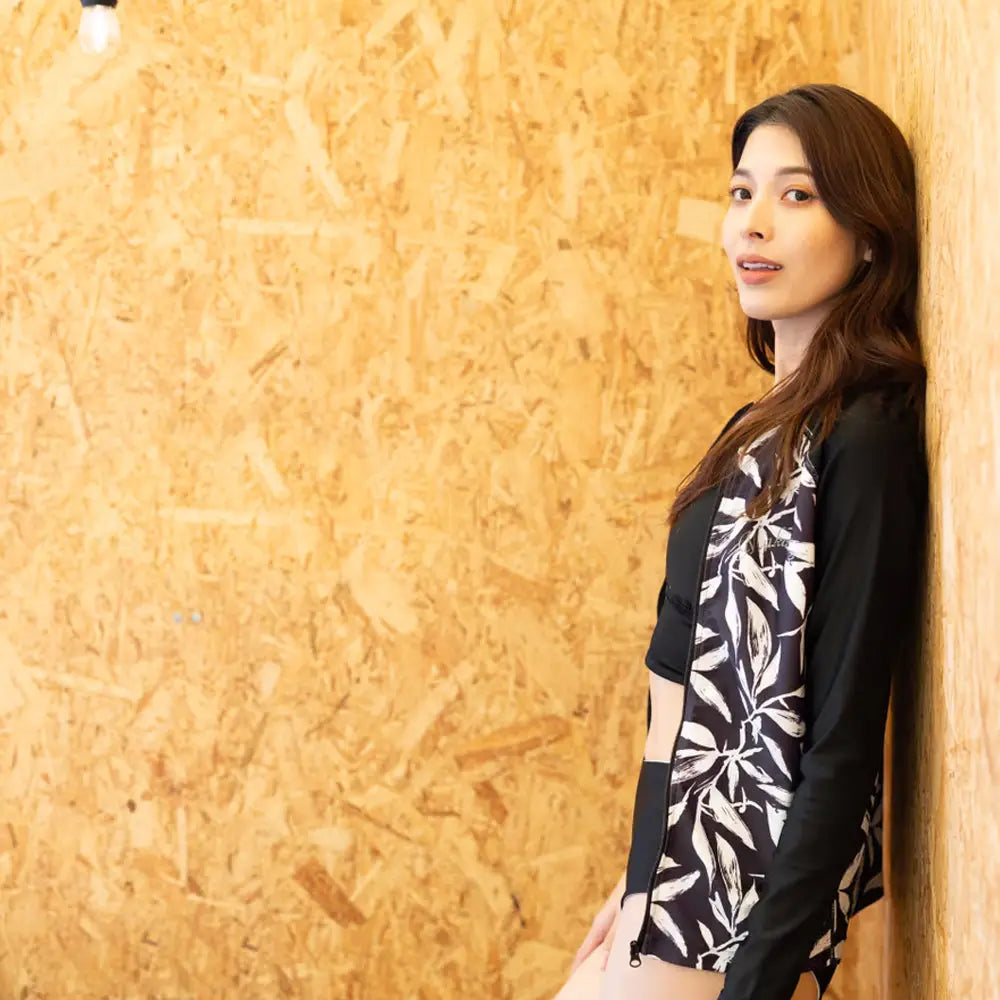 Maka-Hou Women Zip-Up Rashguard-MONO LEAF_image1