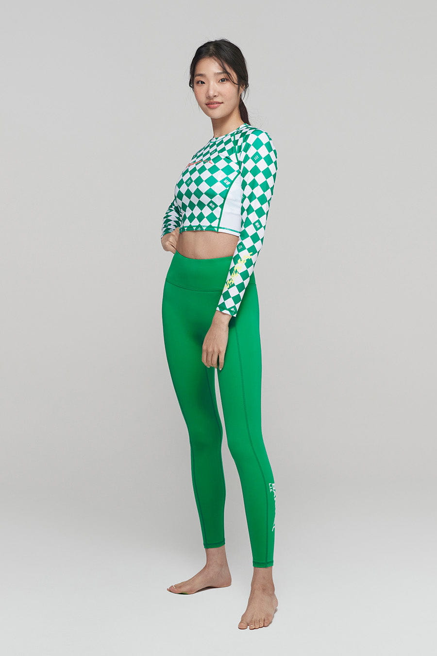 barrel_WomensMoveCropRashGuard_green_image4