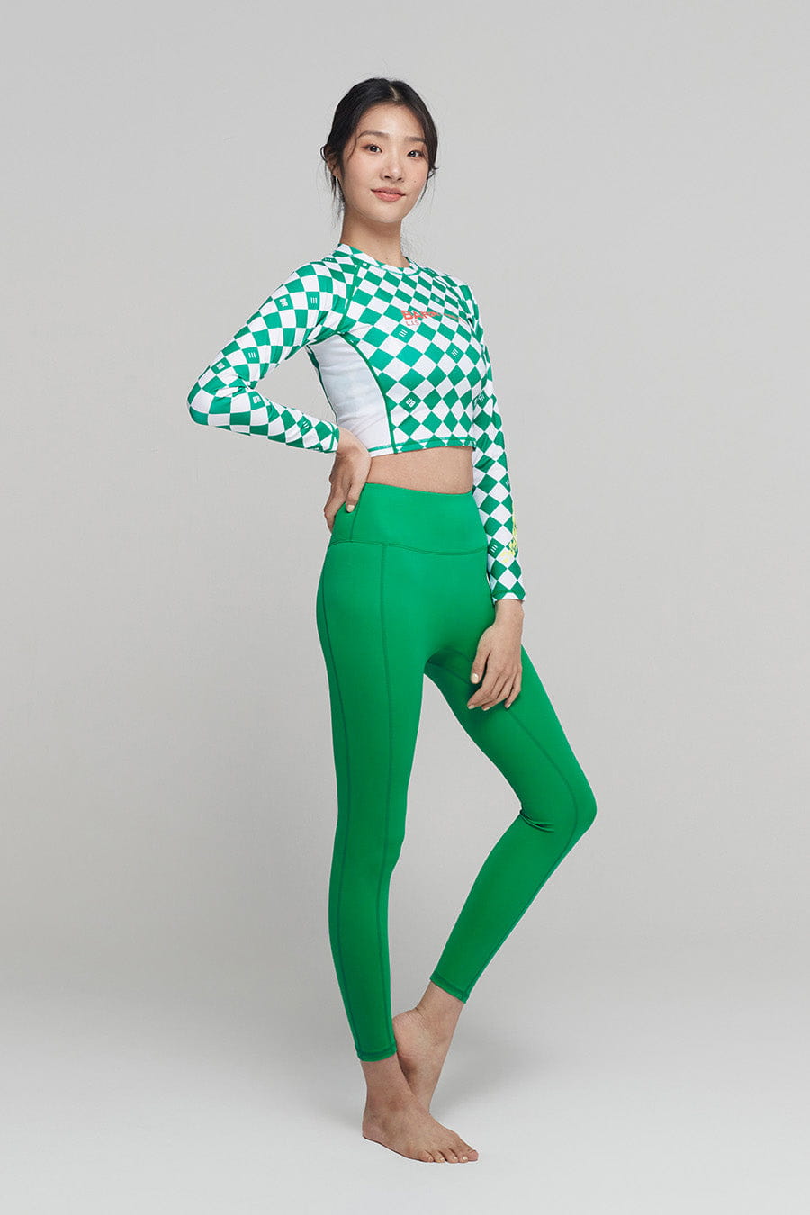 barrel_WomensMoveCropRashGuard_green_image3