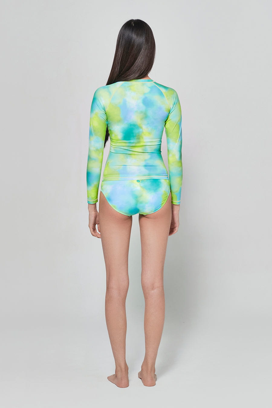 barrel_WomensVolleyRashguard_Evian_image5